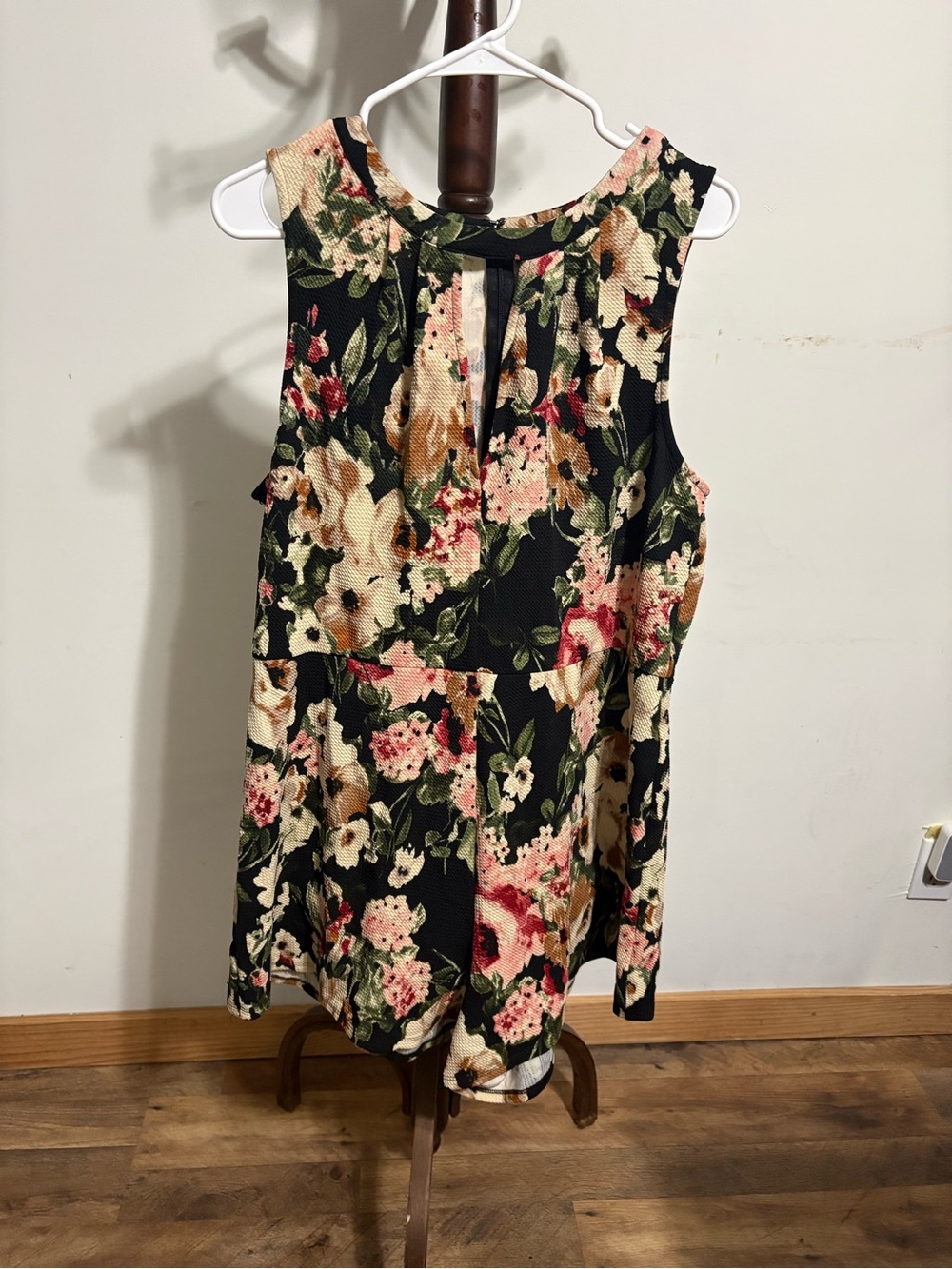 Forever 21 Black Floral Sleeveless Keyhole Camisole